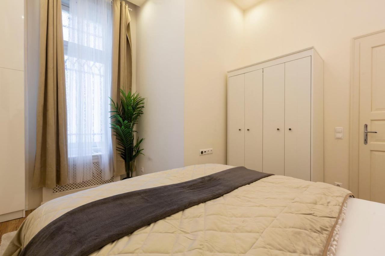 בודפשט Luxurious Central Apartment In Liszt Ferenc Square מראה חיצוני תמונה